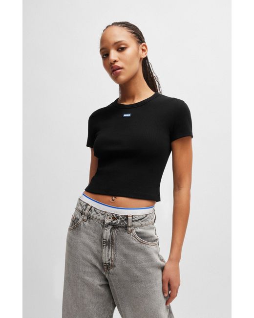 HUGO Black Slim-Fit T-Shirt in Cropped-Länge mit blauem Logo-Label