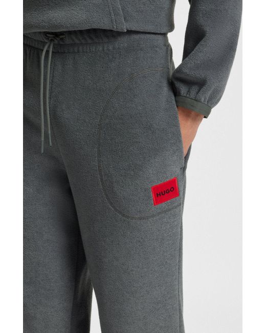 HUGO Relaxed-Fit Trainingsbroek Van Fleece Met Rood Logolabel in het Gray voor heren