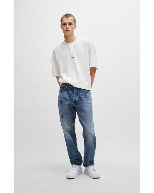 HUGO Regular-Fit Jeans aus mittelblauem Denim mit Splash-Details in Blue für Herren