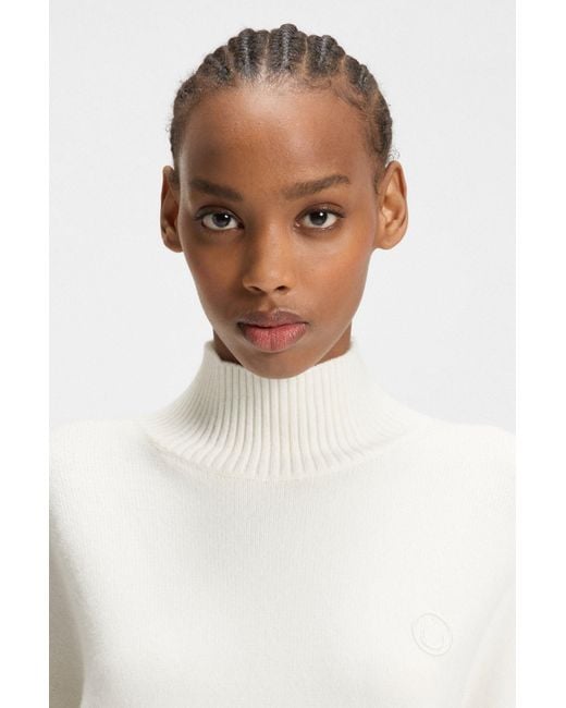 HUGO White Kurzer Rollkragenpullover Mit Happy Logo-Stickerei