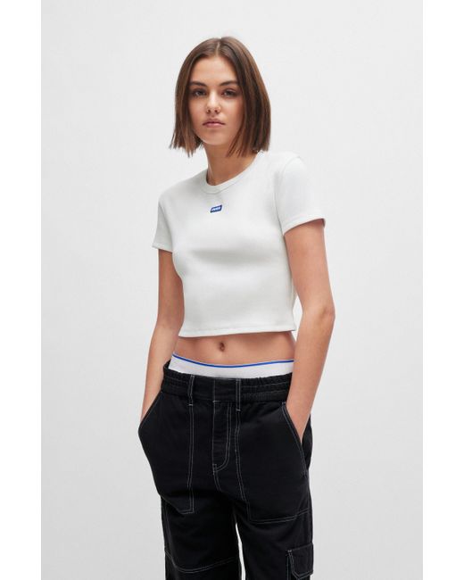 HUGO White Slim-Fit T-Shirt in Cropped-Länge mit blauem Logo-Label
