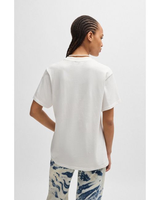 HUGO White Relaxed-Fit T-Shirt aus Baumwolle mit floralem Logo-Artwork