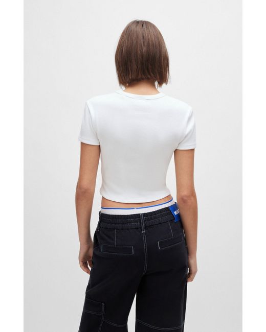 HUGO White Slim-Fit T-Shirt in Cropped-Länge mit blauem Logo-Label