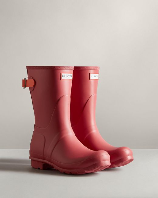 red adjustable back hunter boots