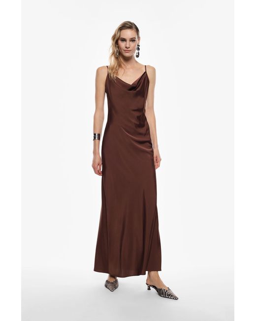 Vestido Largo Con Escote Asimétrico Imperial de color Brown