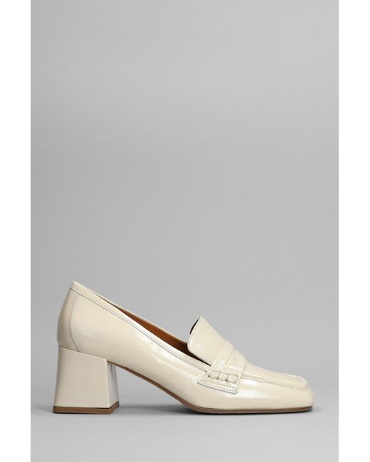 Julie Dee Pumps In Beige Patent Leather In Natural Lyst