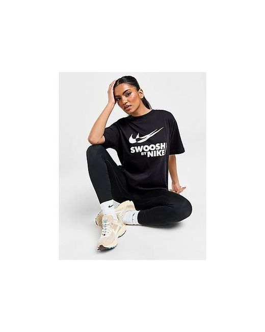 T-Shirt a Maniche Corte Sportswear Swoosh di Nike in Black