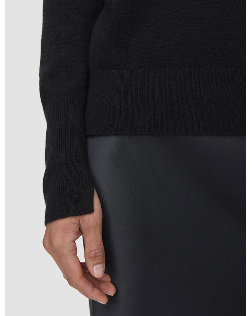 Pull col V en pur cachemire léger Joseph en coloris Black