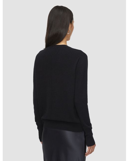Pull col V en pur cachemire léger Joseph en coloris Black