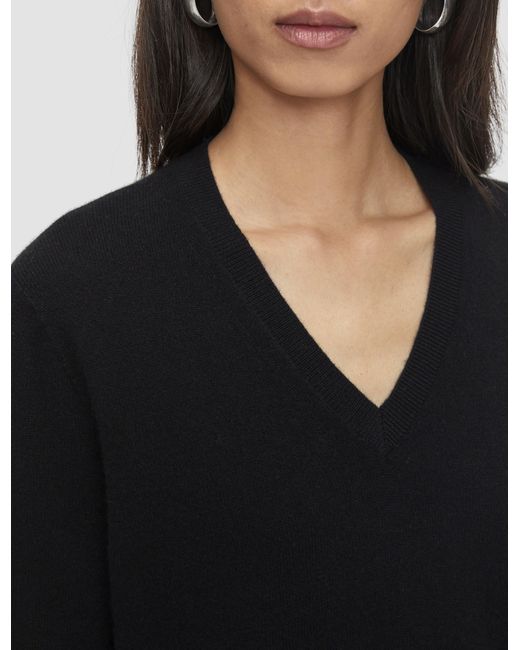 Pull col V en pur cachemire léger Joseph en coloris Black