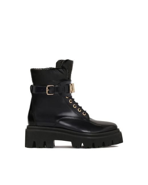 Kazar Black Flache Damenstiefel Aus Leder Mit Riemen, Verziert Mit Metallbuchstaben