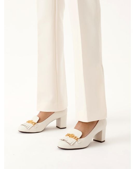 Kazar White Pumps Auf Bequemem Absatz Mit Quasten Verziert