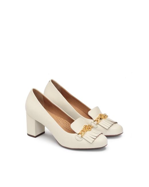 Kazar White Pumps Auf Bequemem Absatz Mit Quasten Verziert