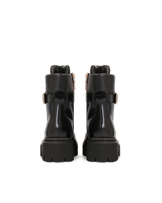 Kazar Black Flache Damenstiefel Aus Leder Mit Riemen, Verziert Mit Metallbuchstaben