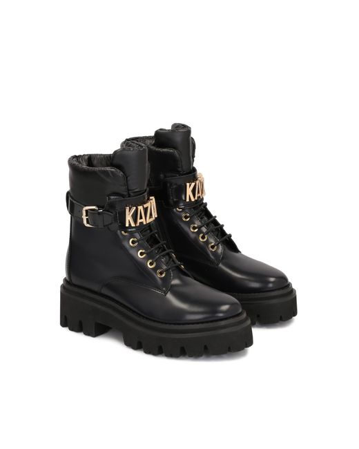 Kazar Black Flache Damenstiefel Aus Leder Mit Riemen, Verziert Mit Metallbuchstaben