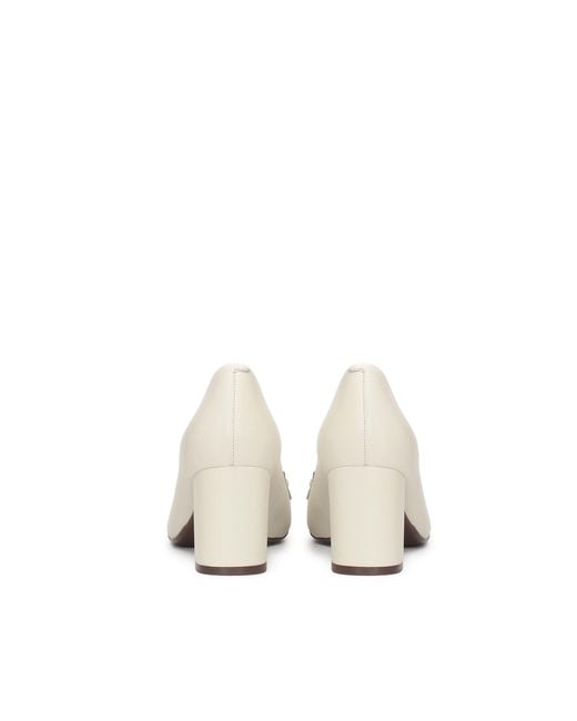 Kazar White Pumps Auf Bequemem Absatz Mit Quasten Verziert