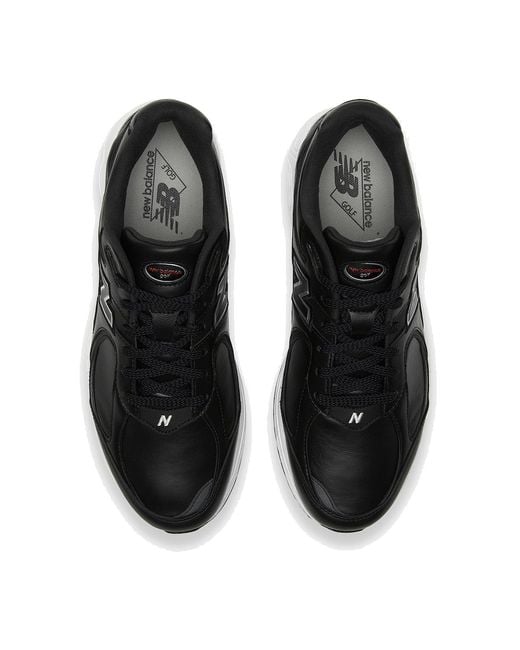 New Balance Black 2002R Golf for men