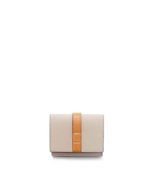 Cartera Con Tres Pliegues En Piel De Cuero Mujer Loewe de color White