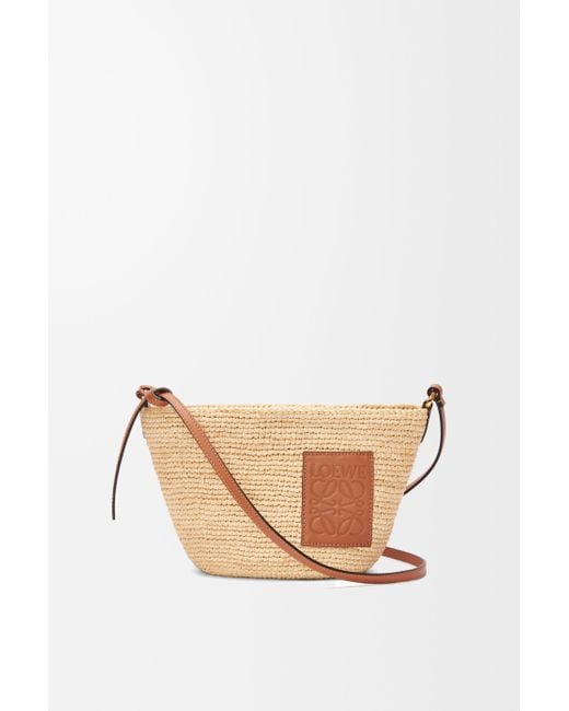 Bolso Slit Pochette En Rafia Y Piel De Cuero Mujer Loewe de color Natural