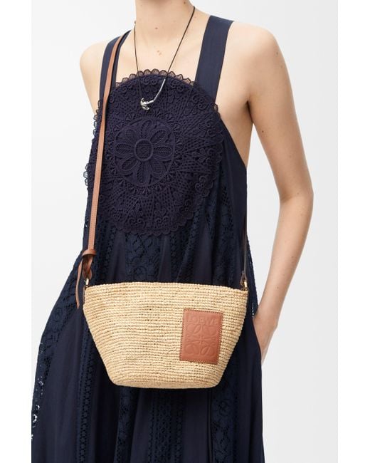 Bolso Slit Pochette En Rafia Y Piel De Cuero Mujer Loewe de color Natural