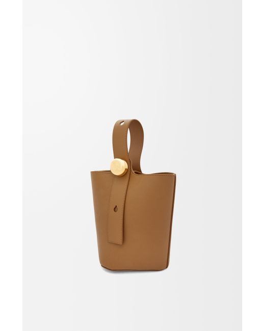 Bolso Pebble Bucket Mini En Piel De Cuero Mujer Loewe de color White