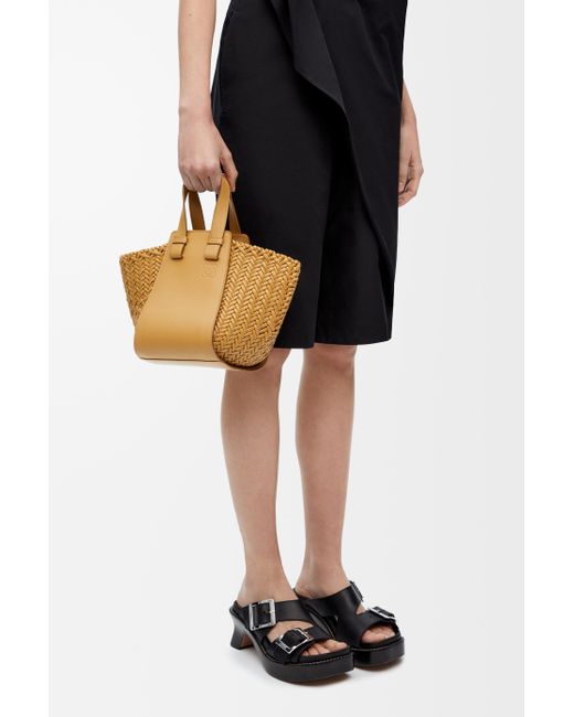 Bolso Hammock Compact En Piel De Cuero Mujer Loewe de color Metallic