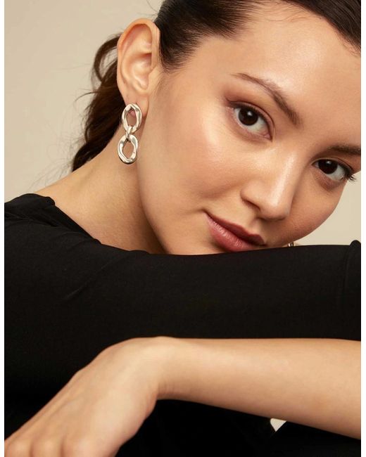 Uno De 50 White Groovy Earrings