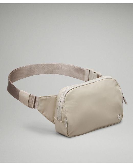 lululemon athletica Gray – Everywhere Belt Bag Large 2L – Color Khaki