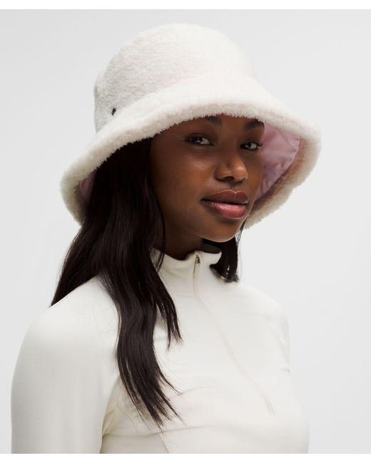lululemon athletica NWT Boucle Fleece Reversible Bucket Hat in Camel and Cream Boucle Fleece Reversible Bucket Hat | Hats | Lululemon EU main image 3