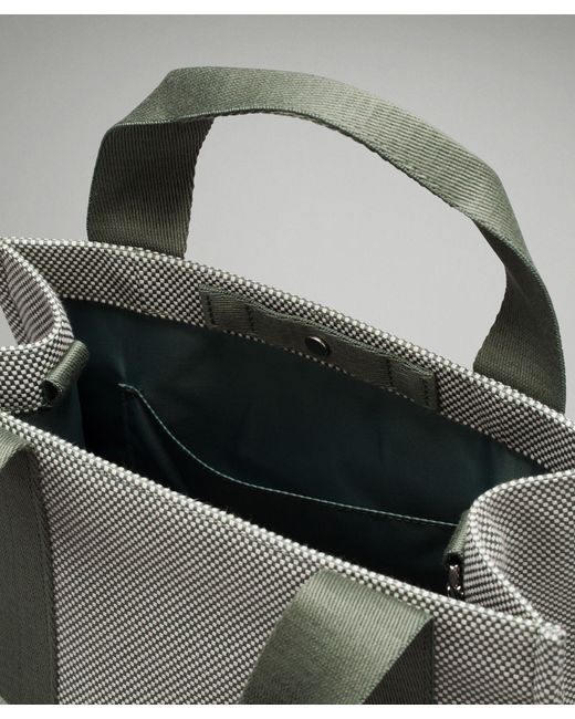 difference between mens and womens north face borealis backpack The North Face BOREALIS vs JESTER Explained in 5 Minutes