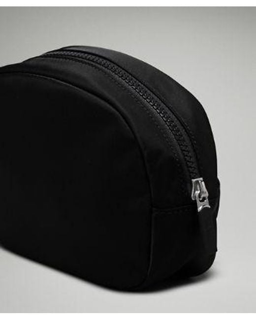 lululemon athletica City Essentials Pouch Bag Mini - Color Black/silver