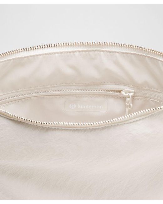 lululemon athletica White – Convertible Ruched Crossbody Bag 6.5L – Color Khaki