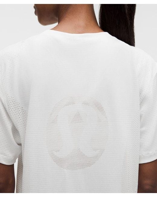 lululemon athletica White – Swiftly Relaxed Short-Sleeve Shirt Hip Length Logo – – Size 4