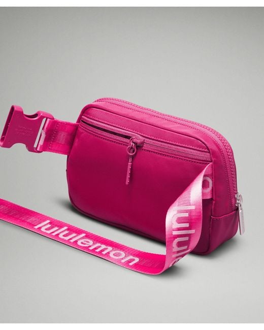 lululemon – Everywhere Belt Bag 1L Wordmark – in Pink | Lyst