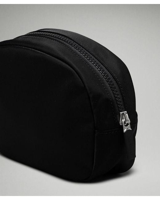 lululemon athletica City Essentials Pouch Bag Mini - Color Black/silver