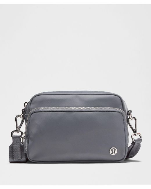 人気【lululemon】Everywhere クロスボディバッグ 2L★送料込 Everywhere Crossbody Bag 2L *Metal Hardware | Men's Bags