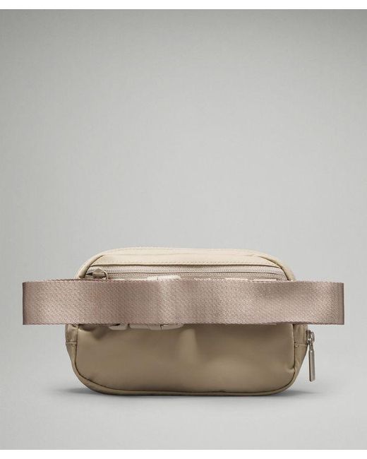 lululemon athletica Gray – Everywhere Belt Bag 1L – Color Khaki