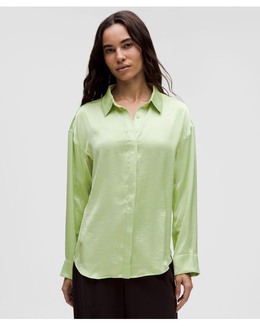 lululemon dress shirts Women´s Green Logo Charm Satin Collared Long-Sleeve Shirt Dress up or dress down with our rotating collection of short sleeve and long sleeve button down shirts Lululemon athletica Lightweight Camp Collar
