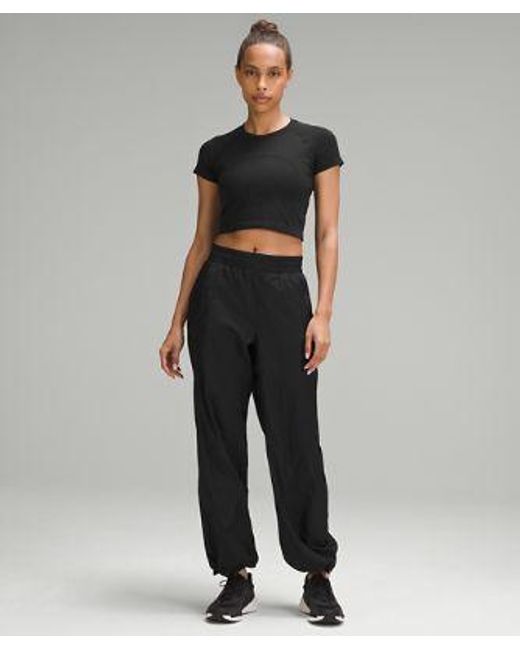 lululemon athletica Black – Swiftly Tech Cropped Short-Sleeve Shirt 2.0 – –