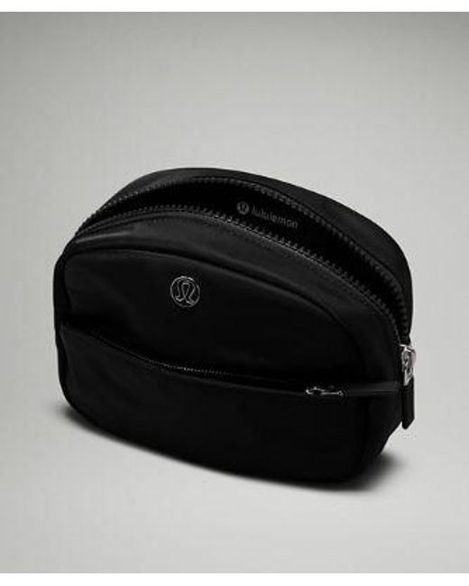 lululemon athletica City Essentials Pouch Bag Mini - Color Black/silver