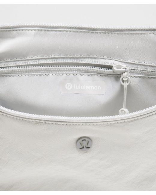 lululemon athletica White – Slouchy Sling Bag 6L –