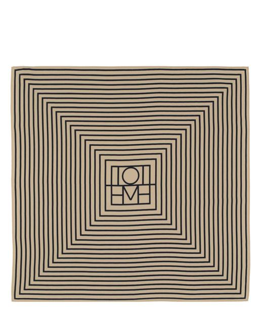 Pañuelo de seda con monograma Totême  de color Metallic