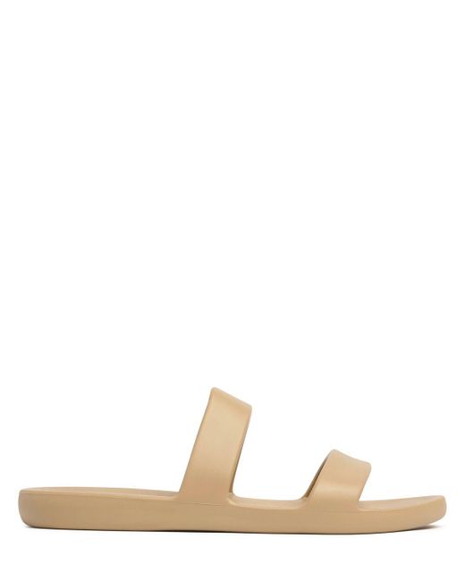 Donna Sandali di The Row in White