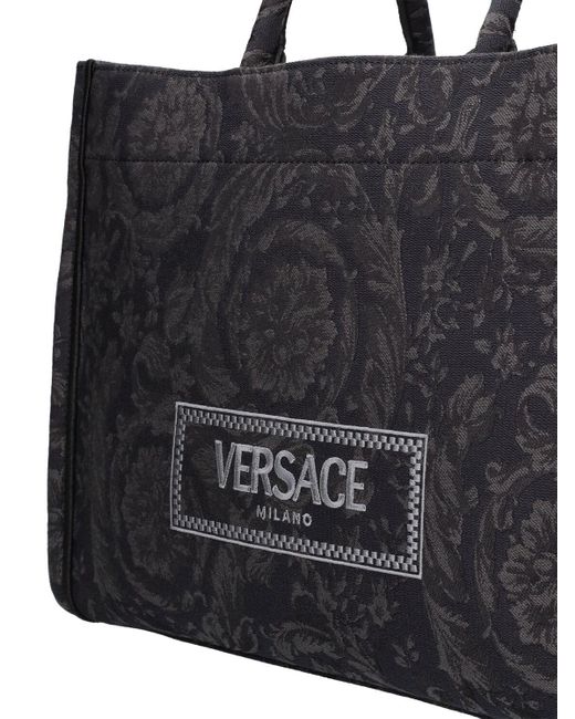 Bolso tote grande con logo jacquard Versace de color Black