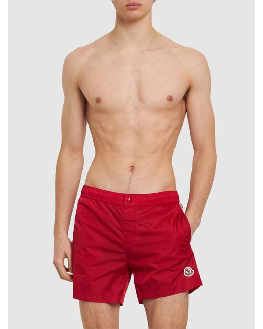 Shorts mare in nylon con logo di Moncler in Red da Uomo