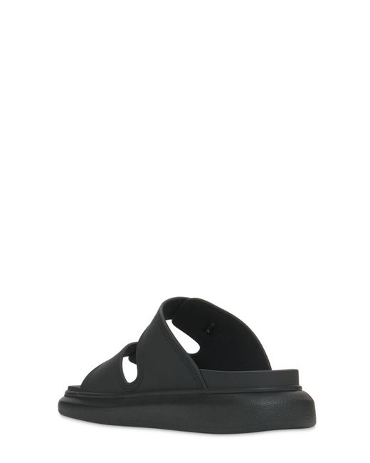 Sandalias planas de goma 50mm Alexander McQueen de color Black