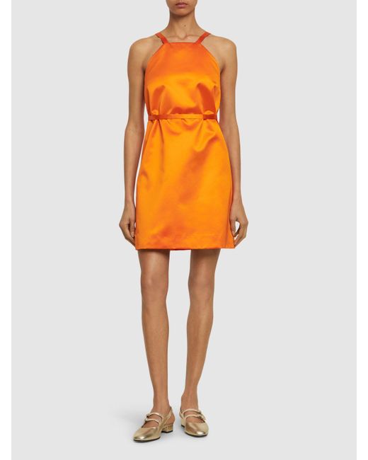 Robe courte en duchesse de satin à encolure licou Patou en coloris Orange