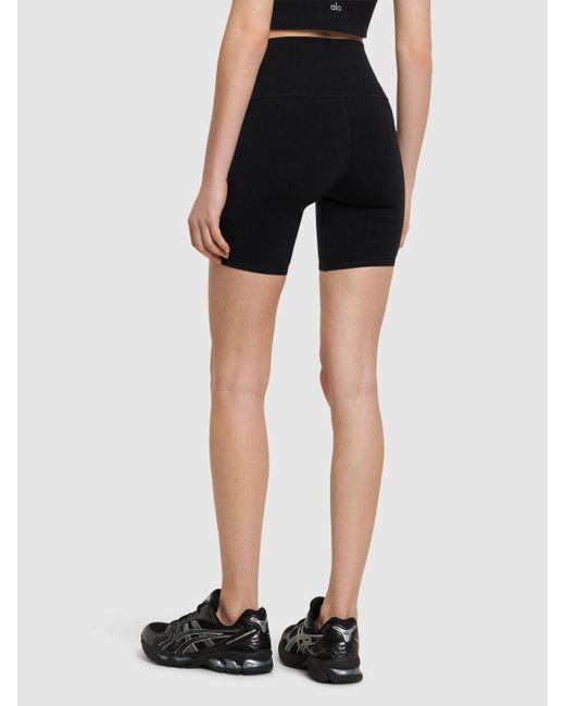 Short cycliste en tissu technique taille haute Alo Yoga en coloris Black