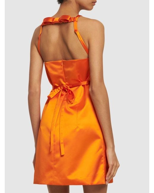 Robe courte en duchesse de satin à encolure licou Patou en coloris Orange