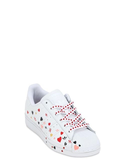 adidas Originals Gummi – Superstar – e Sneaker mit Herz-Muster in Weiß |  Lyst DE